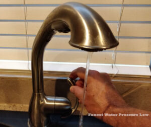 Pourquoi la pression de l’eau de mon robinet est-elle faible : causes courantes et solutions